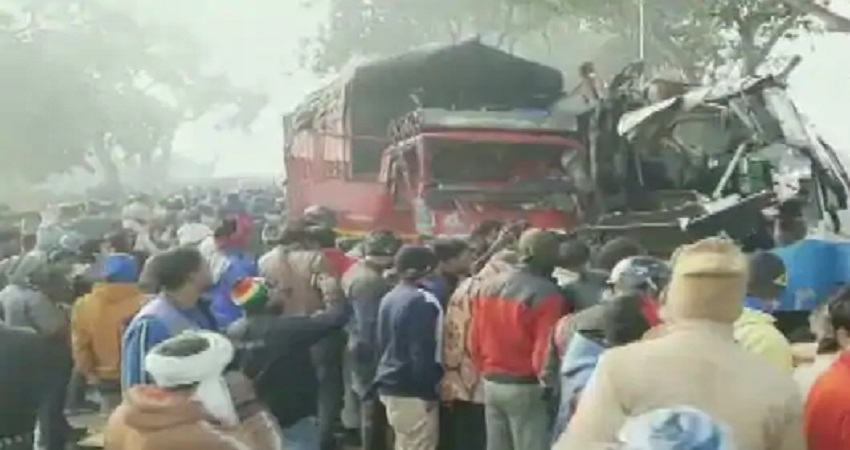 UP के मुरादाबाद में हुआ भयंकर सड़क हादसा, 10 से ज्यादा लोगों की मौत UP के मुरादाबाद में हुआ भयंकर सड़क हादसा, 10 से ज्यादा लोगों की मौत